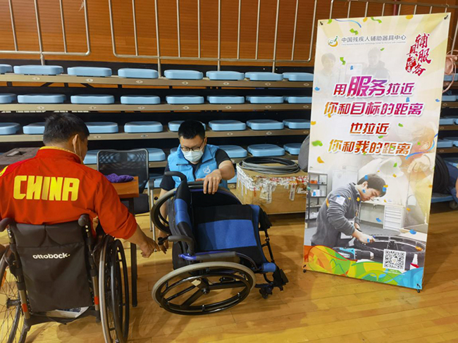 图为为举重运动员提供辅具维修保障